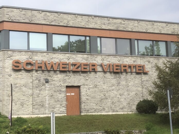 02_Nicht zu übersehen_der Eingang des Schweizer Viertels