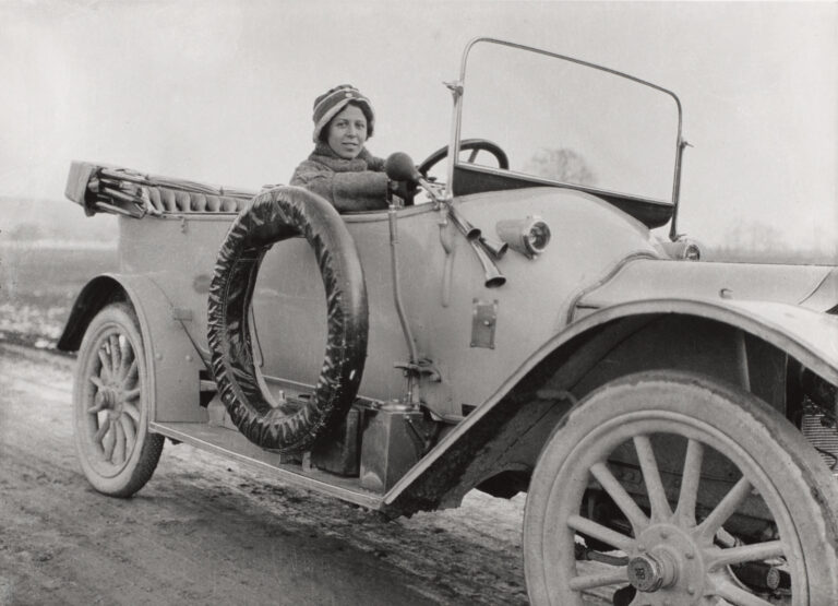Kunst, ein schnelles Auto, Berge – alles für eine selbstbewusste Frau